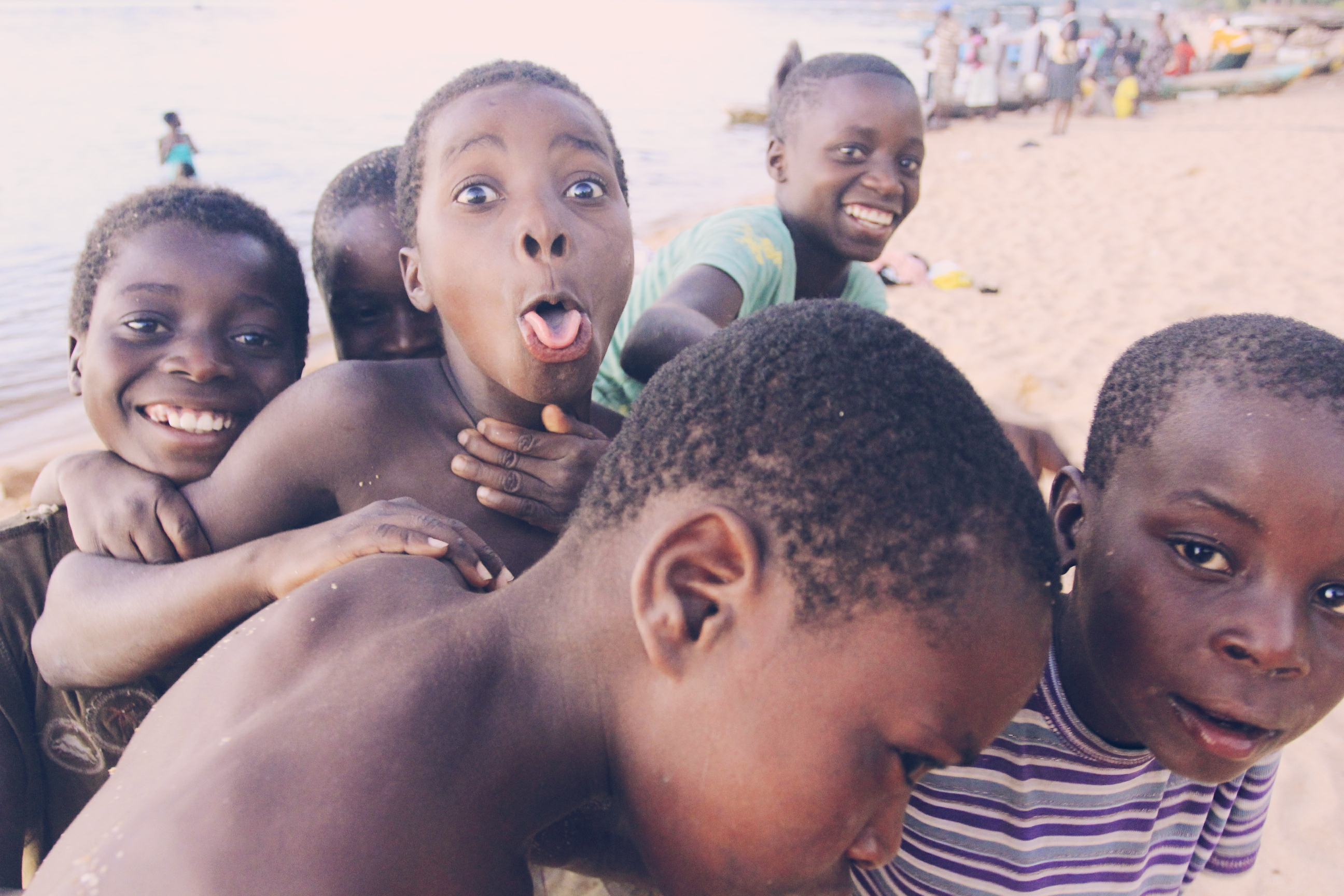 非洲黑小孩:他们没有ipad,没有手机游戏,却有更