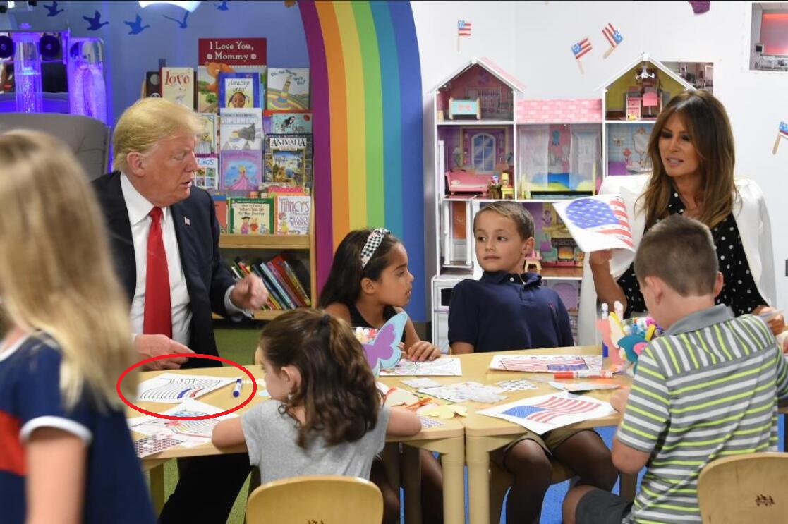 特朗普和小朋友一起画美国国旗  把颜色涂错了