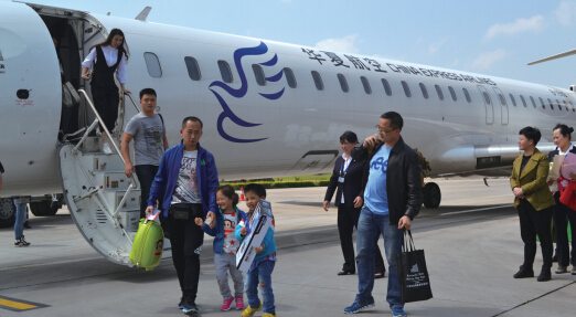 菲律宾华裔10年后带女儿回国,一下飞机就被震
