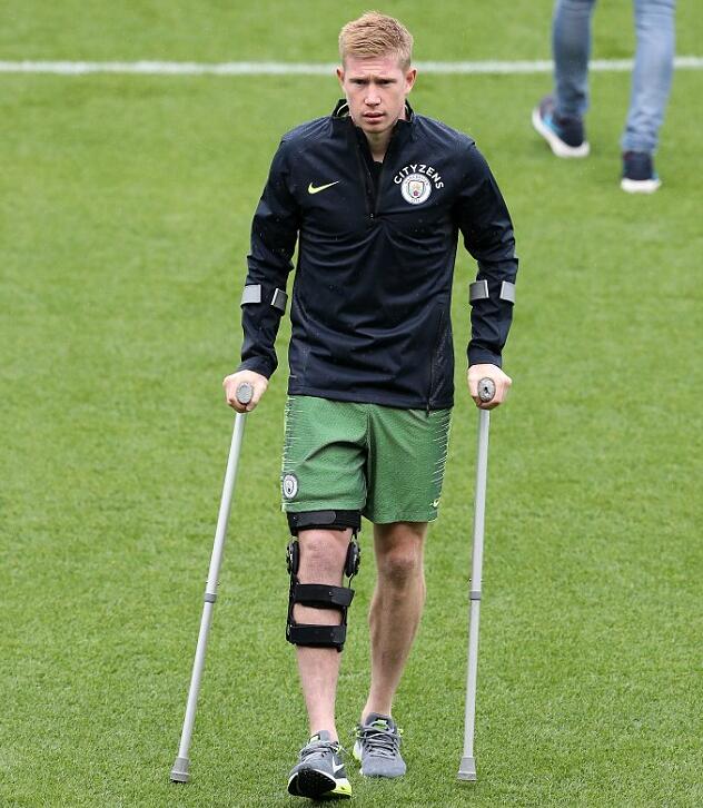 曼城举办球迷公开训练课，德布劳内拄拐杖现身