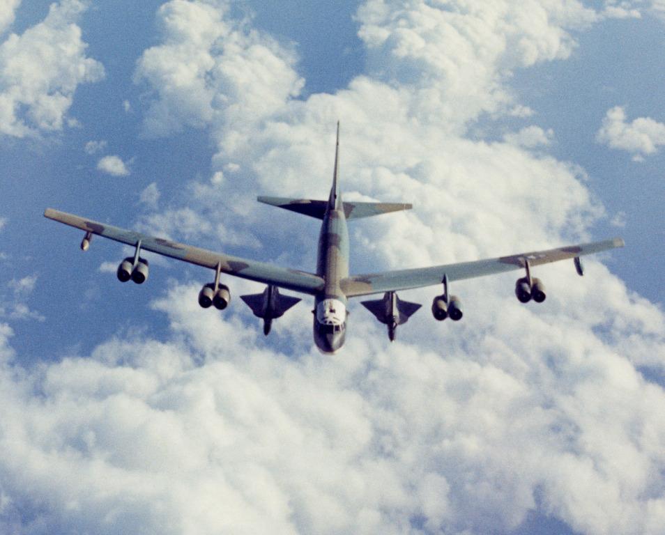 南海飞来不速之客：两架B-52煽动翅膀，赶紧种个岛压压惊