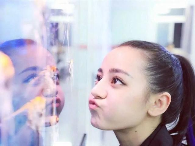 女星嘟嘴的可爱模样,迪丽热巴比赵丽颖还萌!