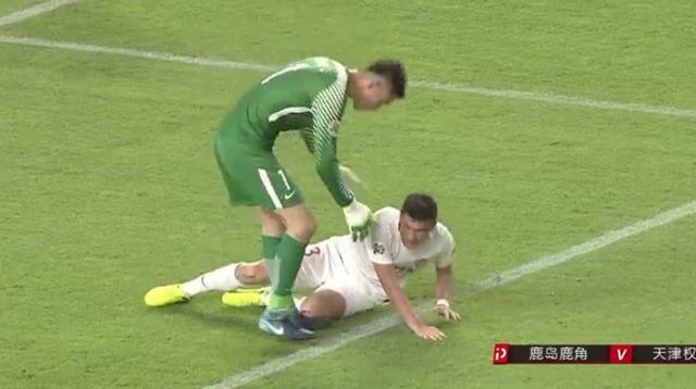 亚冠暖心1幕：权健后卫被撞倒在禁区 日本球员主动让球出界