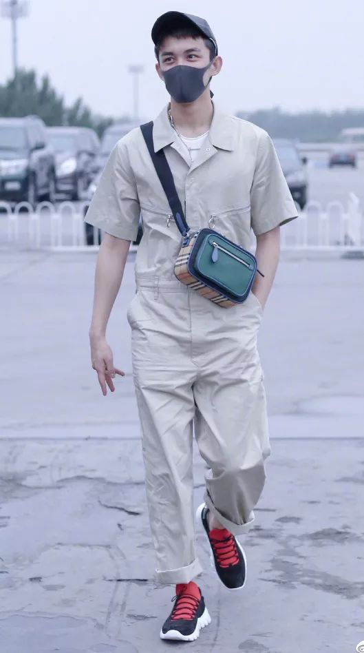 只有斜挎包,我永远吃男明星的安利!