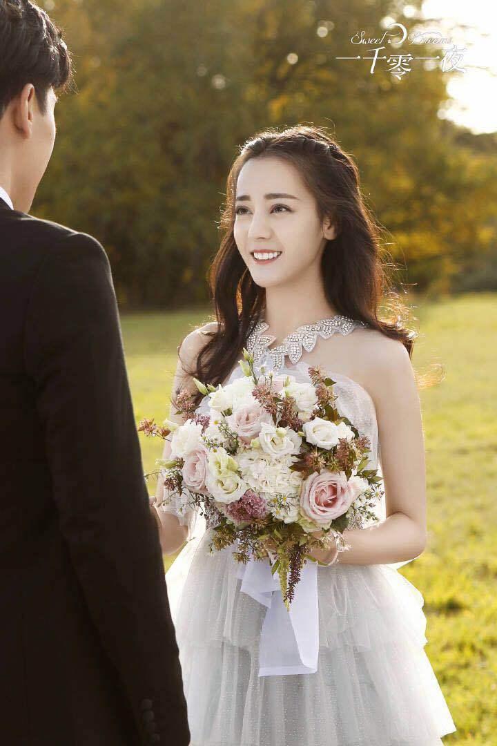 26岁迪丽热巴撞衫31岁赵丽颖,终于知道大家闺