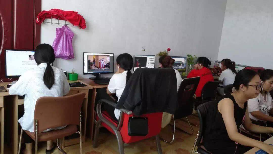 村妇集体写新媒体稿，月入过万超上海平均工资，否认洗稿称原创
