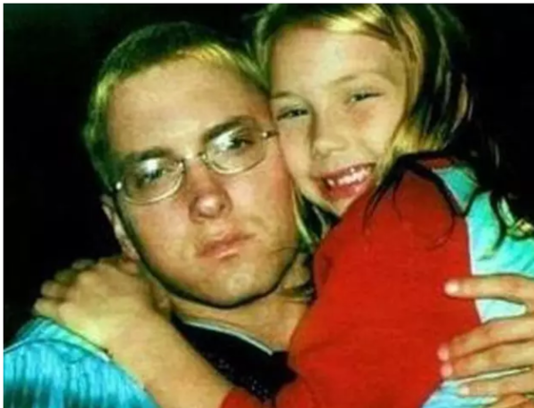 爷Eminem女儿近照曝光,22岁的她天使面孔魔鬼身材