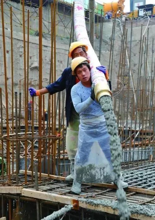 建筑工等于农民工?香港的建筑工人一天2500,