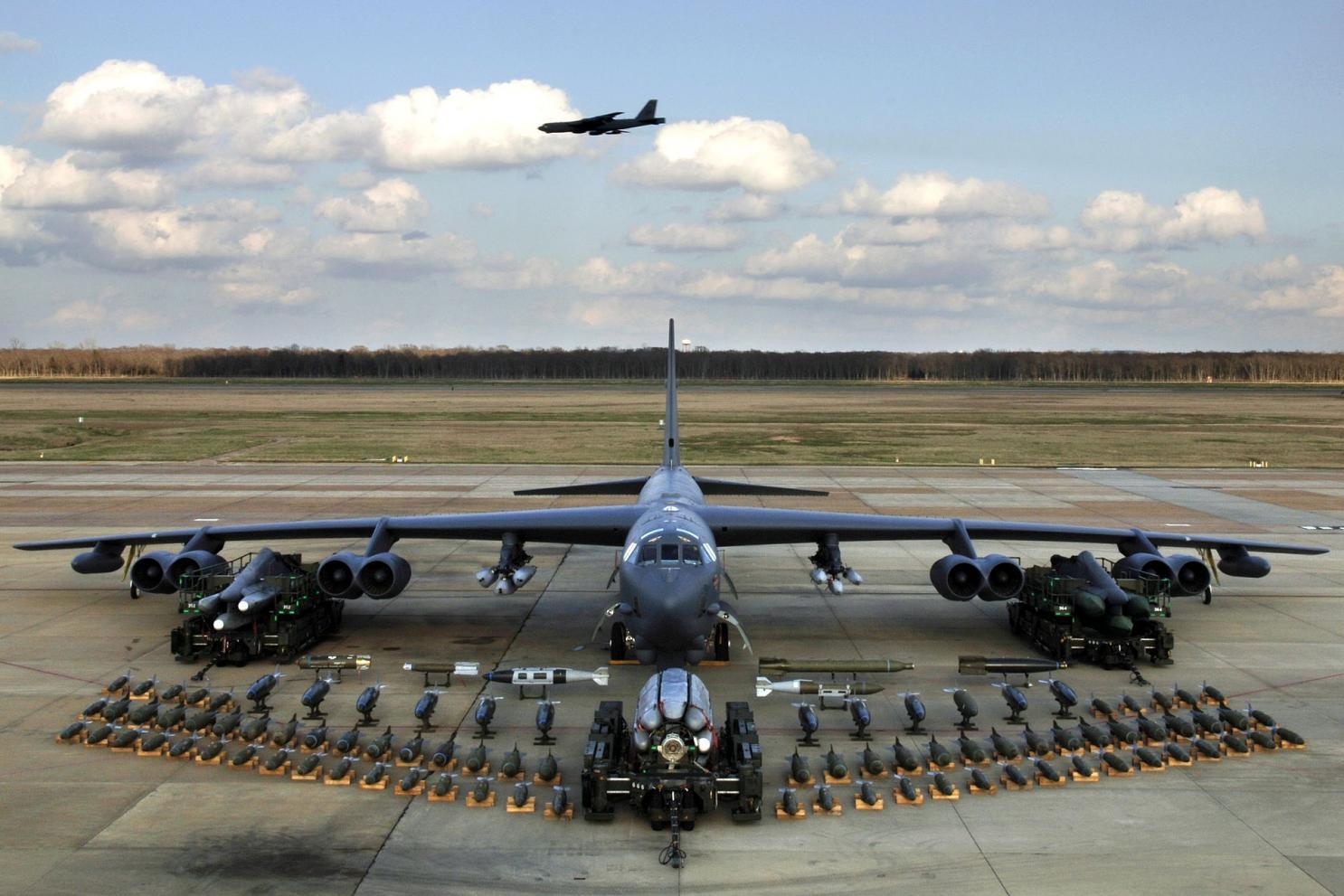 B-52要大战歼-20了？美军轰炸机爆改战斗机，到底靠不靠谱？