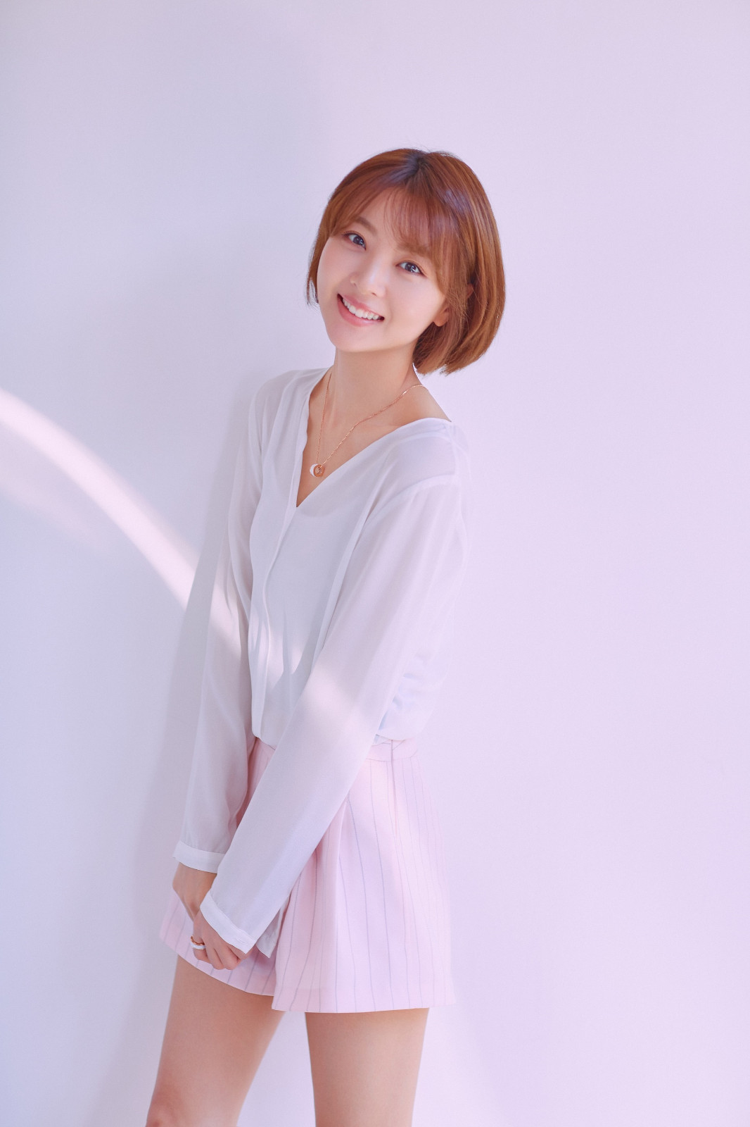 秦鸣悦写真曝光上演粉红效应 简约清新俏皮灵