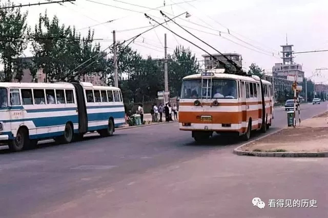 老照片:80年代的无轨电车 一道慢慢消失的城市风景