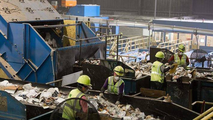 “洋垃圾”禁令一年，中国决策影响全球固废处理系统