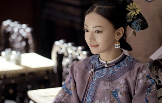 王菲早年清宫贵妃扮相曝光，网友：旁边的男人比她美多了
