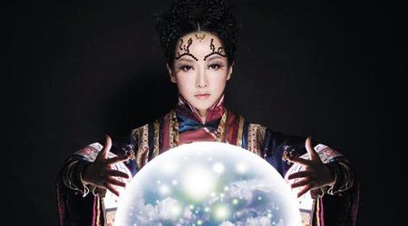 华语乐坛假唱第一惨案,男歌手一脸懵,萨顶顶反