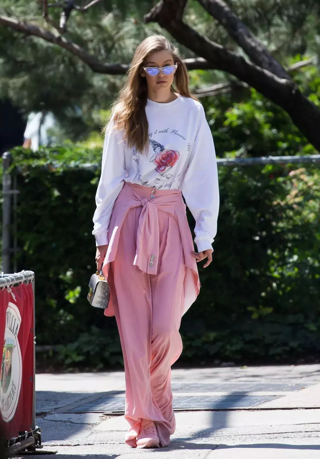 卫衣+阔腿裤,绝对是这个秋天最舒适时髦的搭配