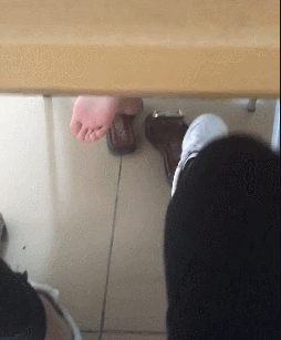 gif搞笑趣图:关键时刻还是手刹靠谱,不知道到坡脚手会