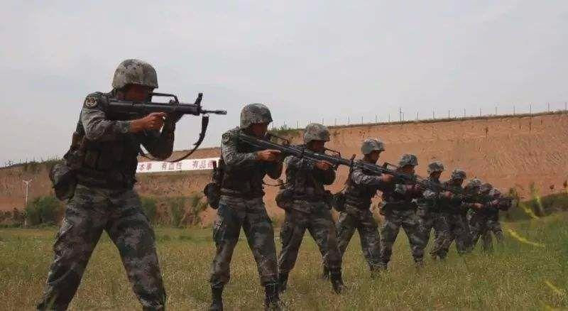 中国军队为何不给士兵配发手枪？听听老兵是怎么说的！