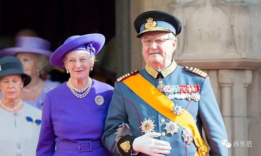 78岁丹麦女王比儿媳还会穿衣,虽然老公说死不