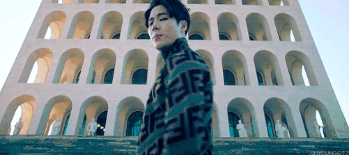 ></p></a> 正文   通常而言gucci才是歌曲中最常出现的奢侈品牌,但今年王嘉尔