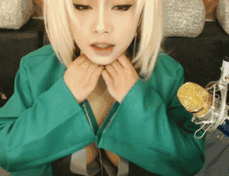 搞笑gif,和家人看到亲热戏,明明什么都懂 就是有点迷