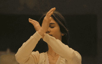 你的幻觉 这种情况的脸大最容易解决了,首先参照下图的手势,并在 心中