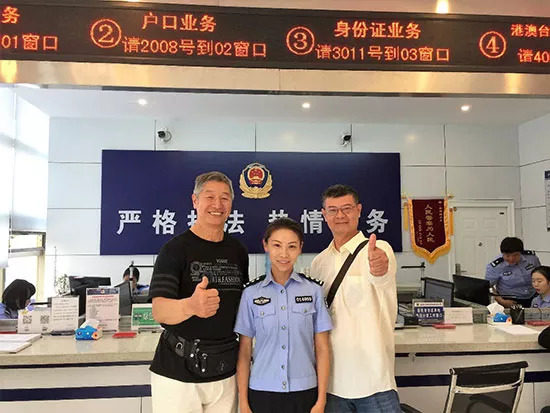 港澳台居住证启动办理 港人热情高涨冒雨申请