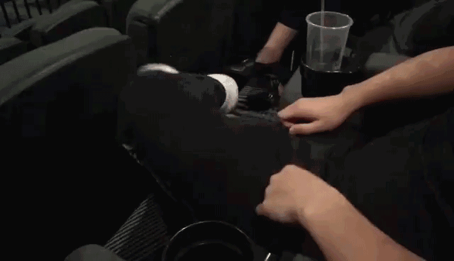 反正以小编的经验来看,通常靠着椅背看电影的时候,如果突然感觉自己的