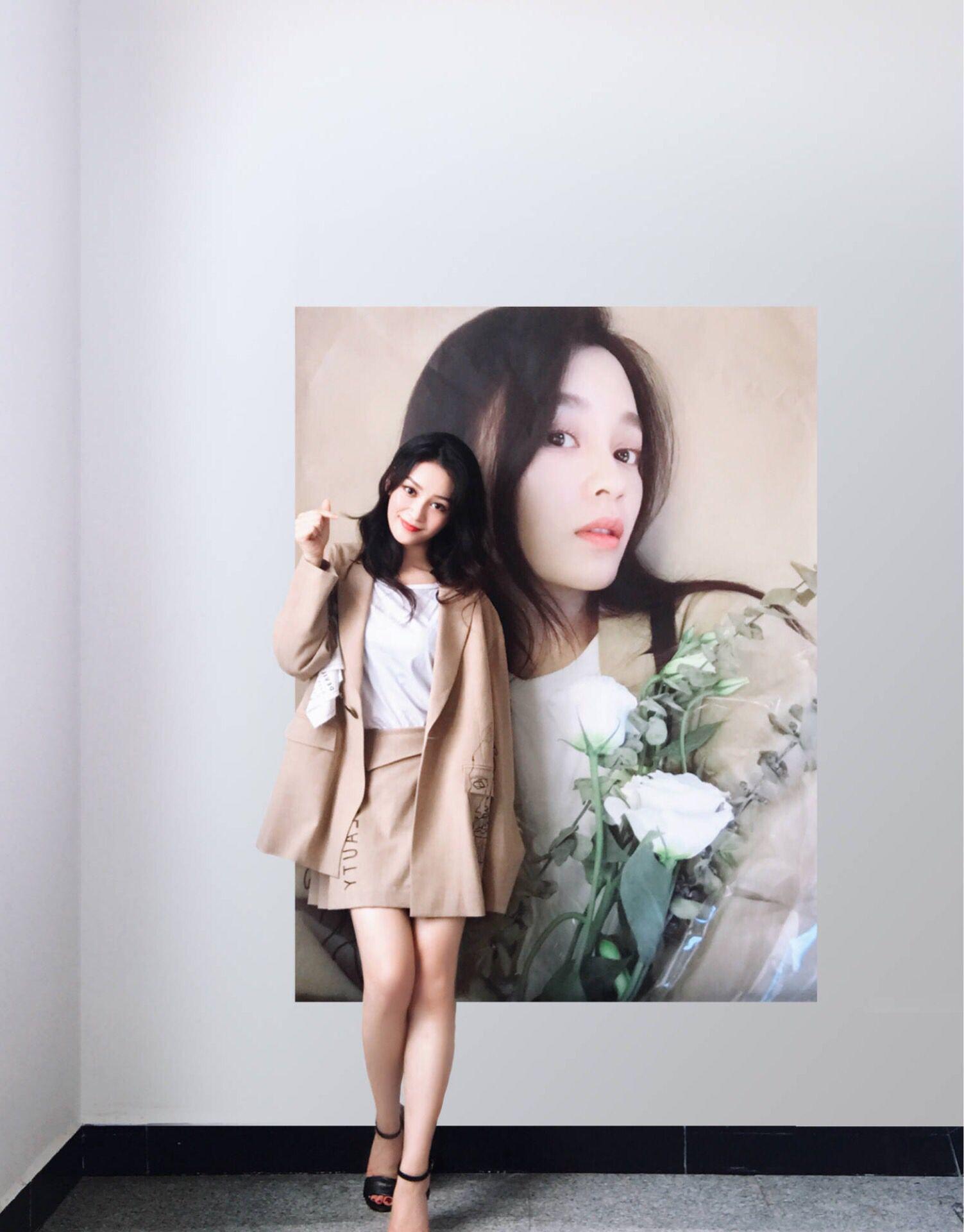 王一菲与海报同框 网友隔空喊话:没有本人美