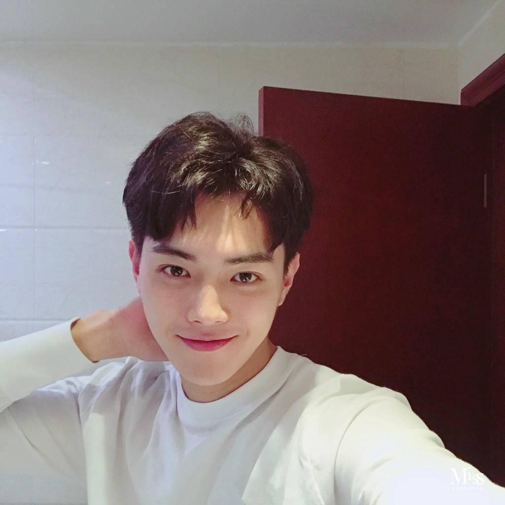 戏里是禁欲呆板的富察傅恒,戏外却是四处留情