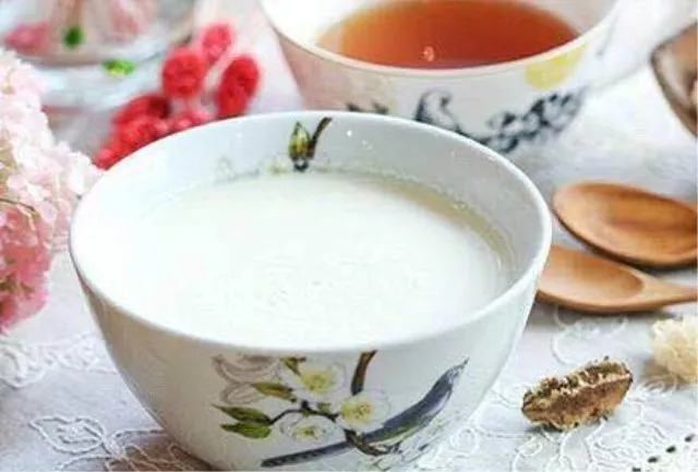 天气转凉,来杯姜汁撞奶,散寒暖胃,特别适合孕期和经期的朋友喝