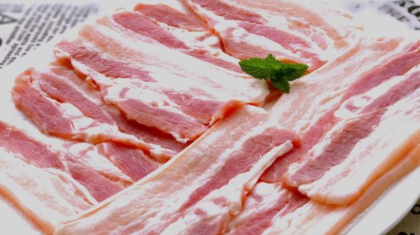 五花肉又称三层肉,它位于猪的腹部,猪腹部脂肪组织很多,其中又夹带着