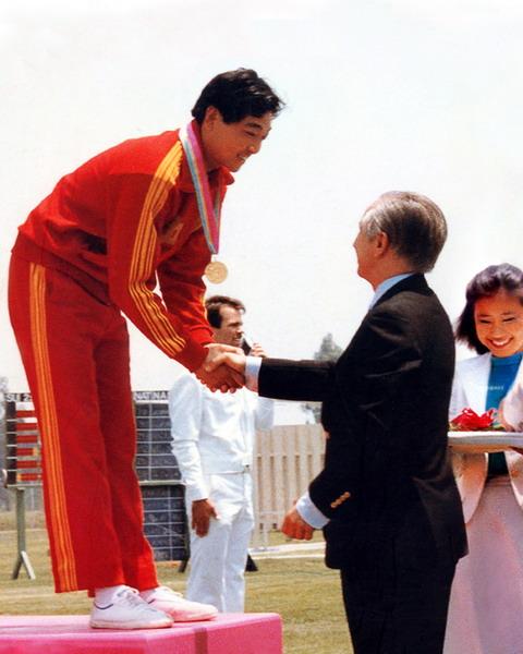 中国第一块奥运金牌是如何获得的,冠军又是谁