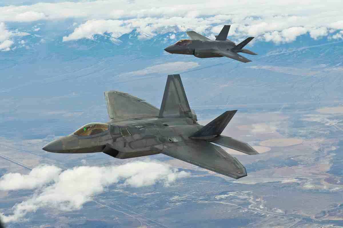 美国最先进战机F-22和F-35战机实力综合分析，两者有什么异同