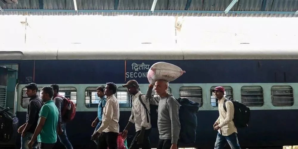 在印度乘火车：没见旅客外挂车厢 但乘卧铺得藏好鞋