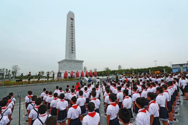 120师抗日誓师纪念碑落成仪式举行 习远平出席
