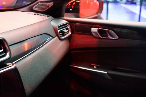 领克03在中控台面板上加入了类似“天鹅绒”的材质，可以在阳光照射时形成类似“波光粼粼”的画面，而且摸上去手感不错，这在其他品牌车型上还没见到过。