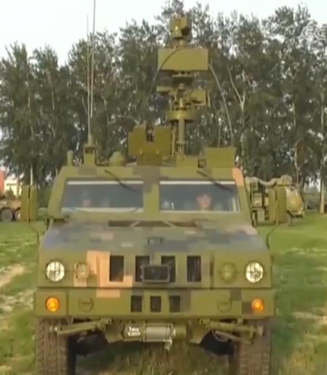 "4x4"轻型轮式侦察车,其可升降侦察桅杆此时已升起(图片来源:网络)