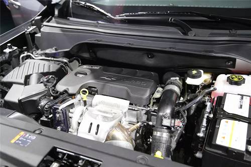 沃兰多搭载的是代号为LI6的1.3T三缸涡轮增压发动机，在通用集团的其它车型上也能看到，比如别克GL6和英朗，最大输出功率为120千瓦，最大扭矩为230牛·米，搭配的是6挡手自一体变速箱。