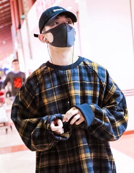 易烊千玺微博晒出一张合照,竟意外撞脸范丞丞