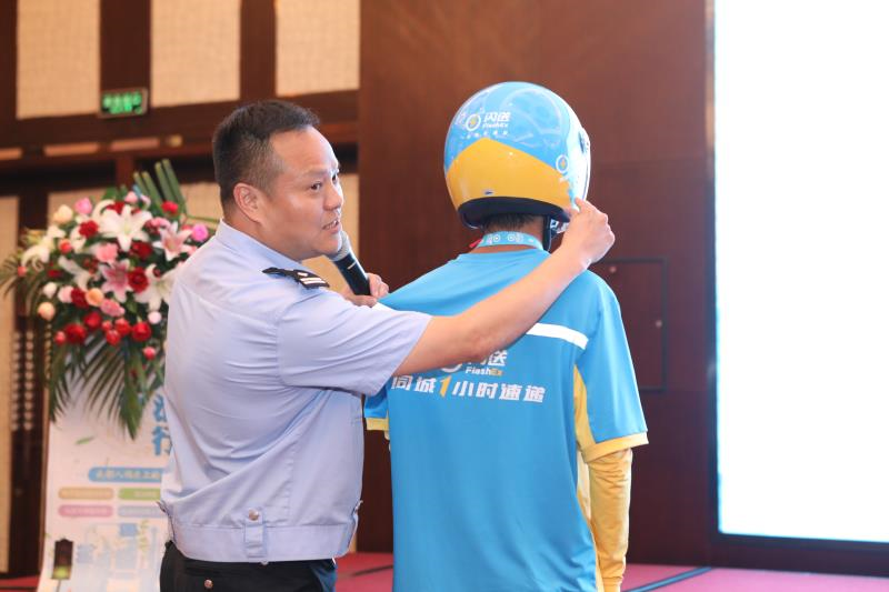 闪送承办中物联道路交通安全大讲堂 成都交警