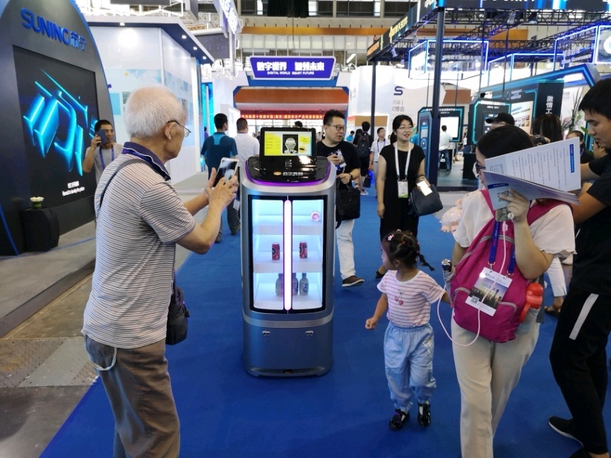 南京软博会苏宁移动售货机器人放大招 鉴定颜值给优惠-锋巢网