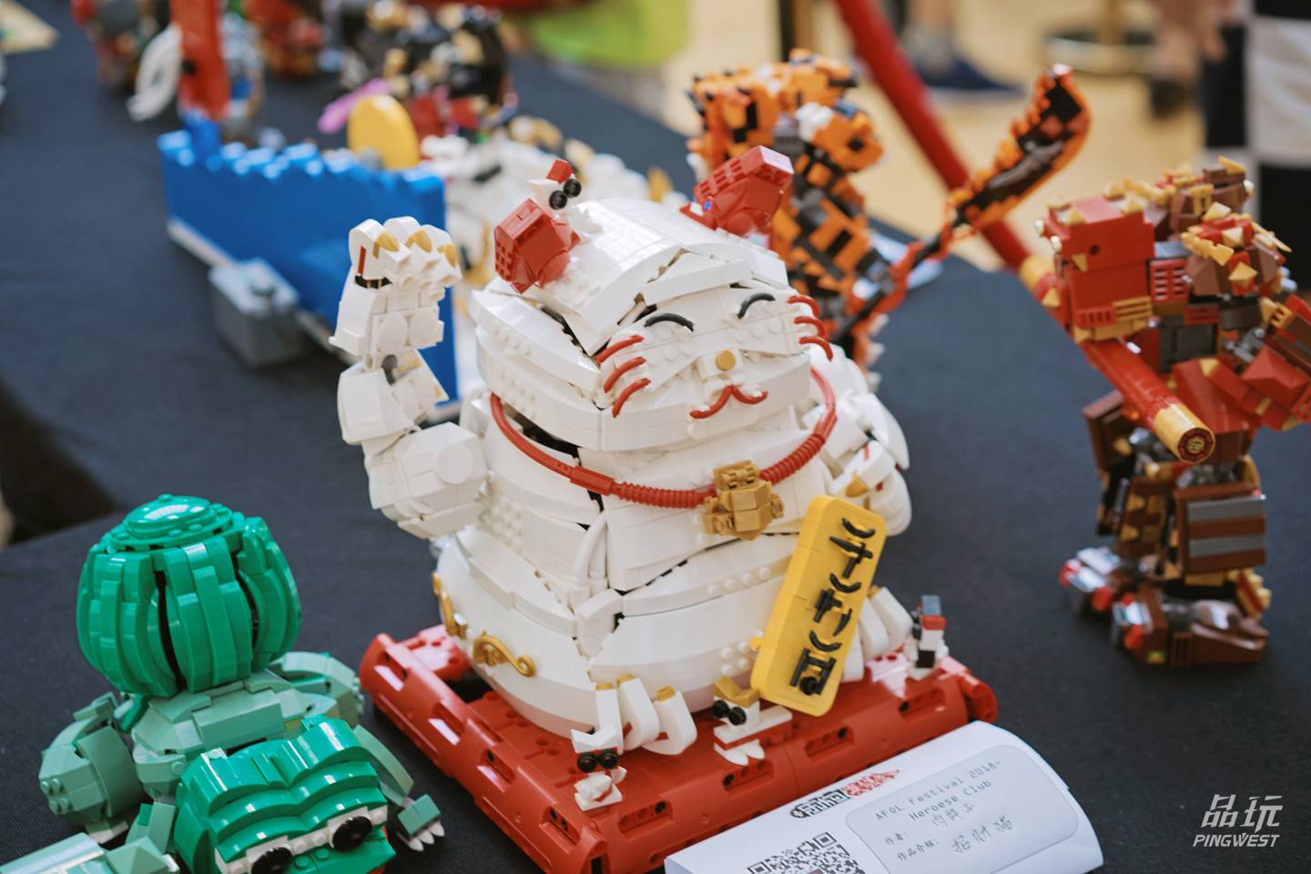 类似手办的乐高玩具在展览中占据了很大的篇幅,其中既有玩家们根据
