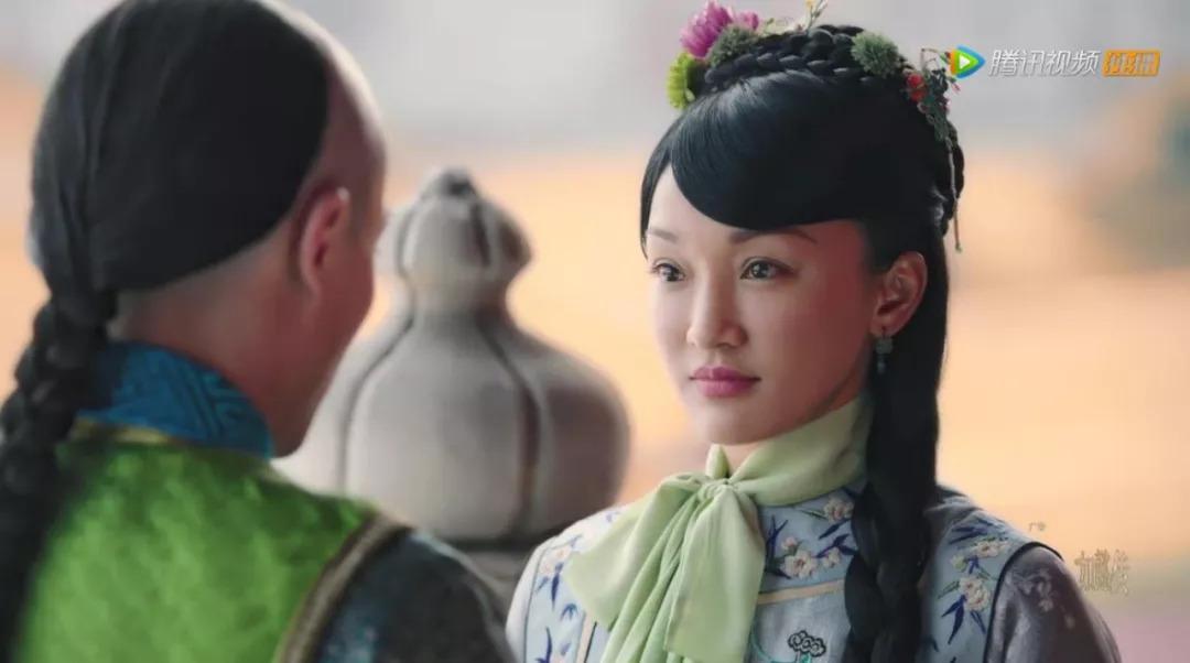 《如懿传》周迅戴丝巾秒变大妈,高阶时髦丝巾玩法在这里!