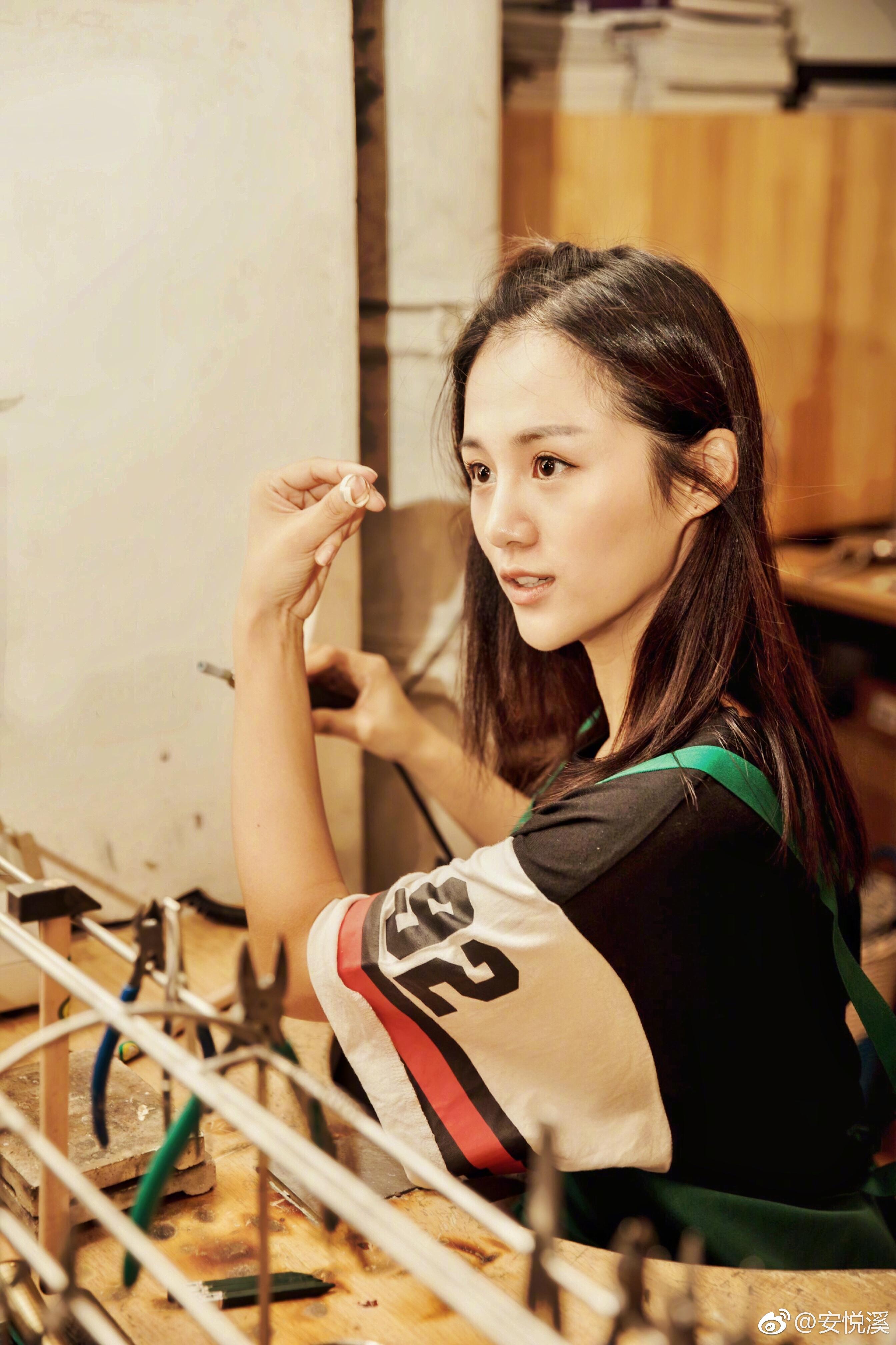 全能安悦溪,唱歌演戏两不误,现在还学会做戒指