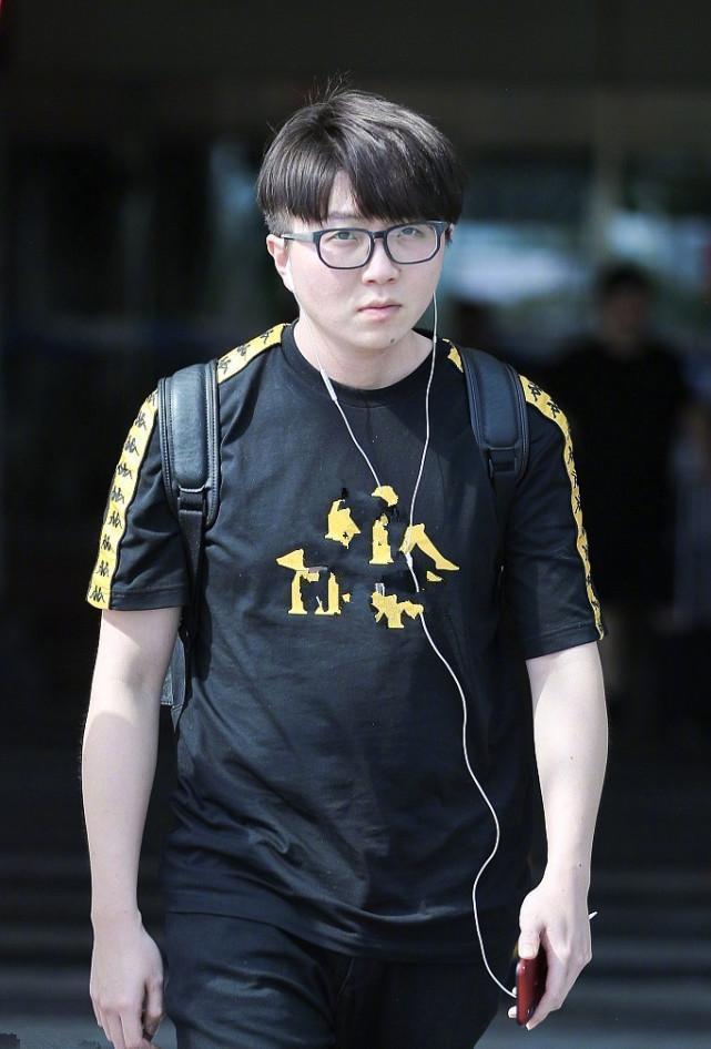 毛不易又是以锅盖头现身机场,样子呆萌,这发型