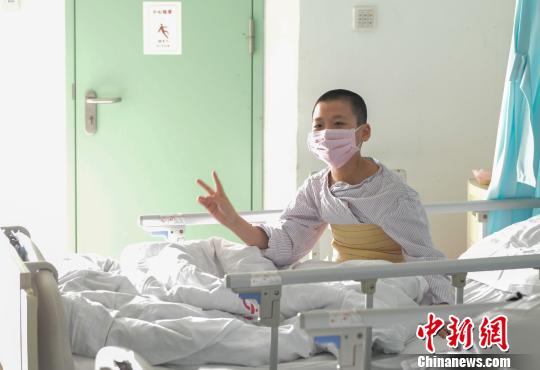 小鑫可以正常活动 彭福祥 摄 小鑫可以正常活动 彭福祥 摄