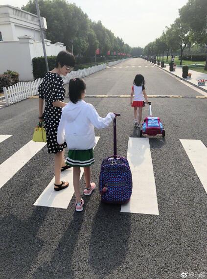 陆毅送女儿上学，网友责怪鲍蕾：妹妹竟和姐姐一样瘦了