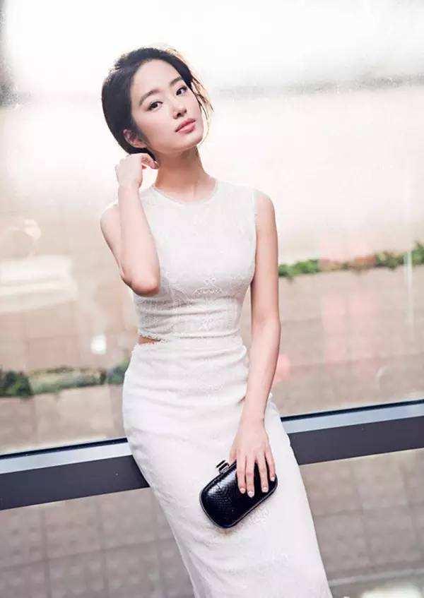 《芳华》最佳女配杨采钰,复古造型超有浪漫情调