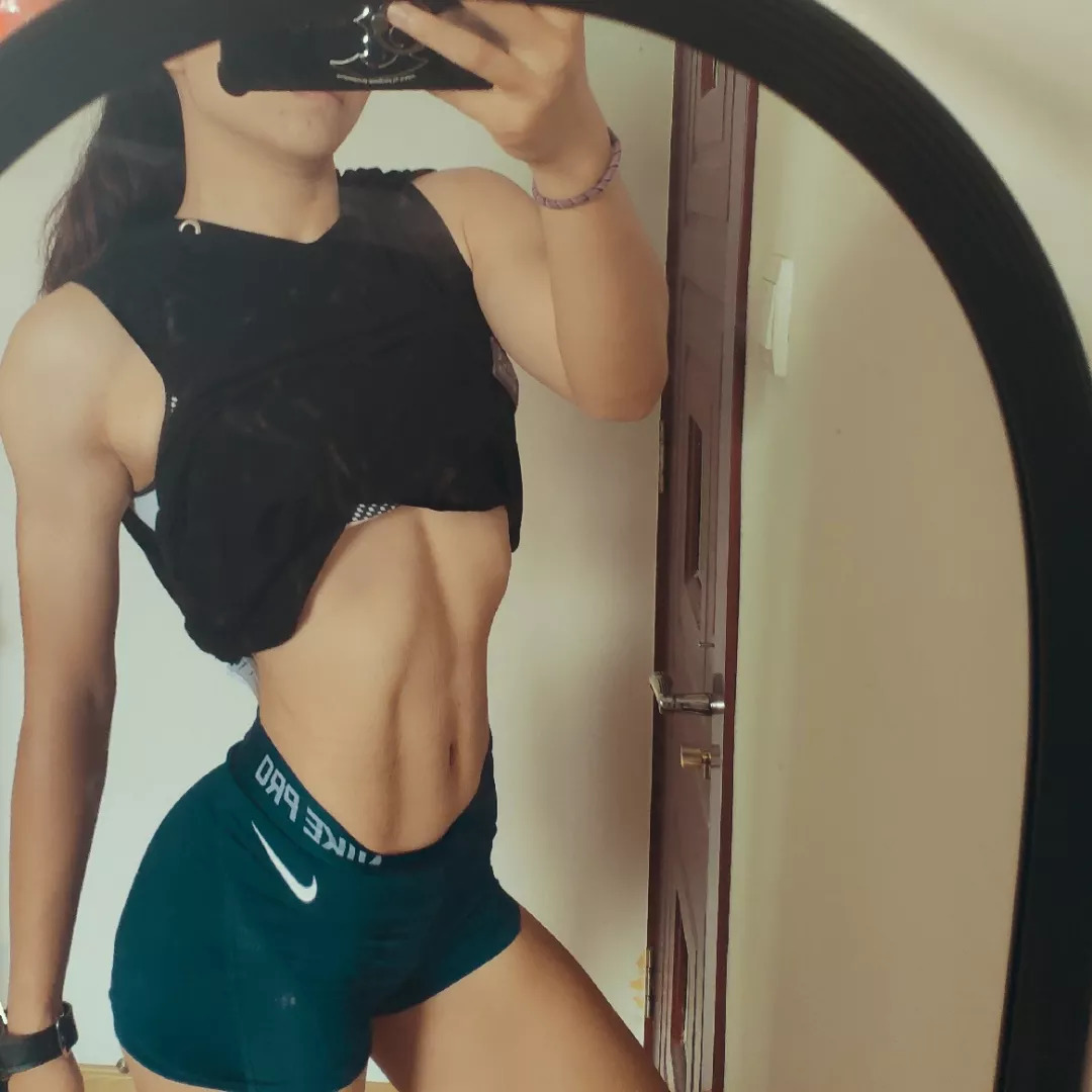 她的21岁,腹肌翘臀马甲线,健美冠军提琴手……多少中国女生想要的身材