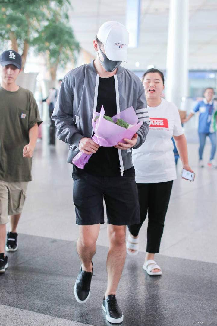 邓伦为了让腿看起来更细,穿这么紧身的裤子出门,会不会太娘了?